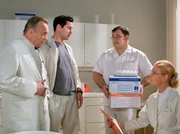 Prof. Simoni (Dieter Bellmann, links), der Doris Klump operieren wollte, erf&auml;hrt im Schwesternzimmer von Dr. Brentano (Thomas Koch, 2. von links), dass diese in der vergangenen Nacht einen Schlaganfall hatte. Oberschwester Ingrid (Jutta Kammann, rechts) bittet Hans-Peter Brenner (Michael Trischan) darum, die weiteren Umst&auml;nde zu erl&auml;utern.