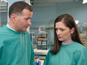 Im Rahmen von Lisas Behandlung wurden die Blutgruppen ihrer Eltern bestimmt. Mit dem Ergebnis, dass Viktor Schroth nicht Lisas Vater sein kann. Als Roland (Thomas R&uuml;hmann) dies Christina (Iris B&ouml;hm) mitteilt, ahnen beide, was das bedeutet - Roland ist der Vater von Christinas Tochter und das Ergebnis ihrer Aff&auml;re.