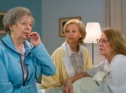 Ingeborg Riegel (Ulina am Ende, rechts) ist ger&uuml;hrt, dass sich Liselotte G&uuml;nther (Gerlinde Locker, Mitte) und Doris Klump (Ilse Strambowski) so sehr um sie bem&uuml;hen. Beim &Ouml;ffnen einer eingeschmuggelten Sektflasche hat Doris pl&ouml;tzlich kein Gef&uuml;hl mehr in ihren H&auml;nden und auch der Mund ist taub.