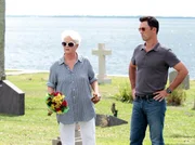 Madeline Westen (Sharon Gless) braucht nach zahlreichen Ereignissen erst einmal eine Auszeit und verabschiedet sich in den Urlaub, allerdings nicht ohne ihrem Sohn Michael (Jeffrey Donovan) ins Gewissen zu reden.