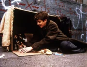 Arnie (John Franklin), ein zur&uuml;ckgebliebener Junge, der seinem Vater davongelaufen ist, feiert mit Kater Thomas Geburtstag in seinem neuen "Zuhause".