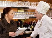 Als Charlotte (Ursula Karusseit) die Einkaufsliste f&uuml;r den Gro&szlig;markt von Andr&eacute; Eisner (Peter Fitz) bekommt, f&auml;llt sie aus allen Wolken. Vielleicht ist ein Gourmetkoch f&uuml;rs "Charlotto" doch nicht das Richtige.