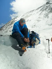 Jake Norton bereitet sich vor Beginn des Aufstiegs vor.