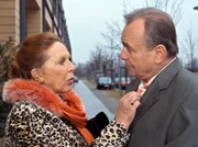 Rosi Sternburg (Ursula Heyer) erkl&auml;rt Simoni (Dieter Bellmann), ihrer alte Liebe, dass er ihr ruhig h&auml;tte sagen k&ouml;nnen, dass Ingrid seine Lebensgef&auml;hrtin ist.