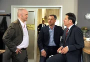 Mick (Tobias Rosen, h.) sieht alarmiert, dass Gunter (Hermann Toelcke, r. mit Joachim Kretzer, M.) mit Dudek (Rainer Haustein, l.) Gesch&auml;fte macht.