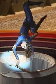 Die finnische Artistin Salima Peippo l&ouml;ste kopf&uuml;ber schwebend die Kettenreaktion aus.