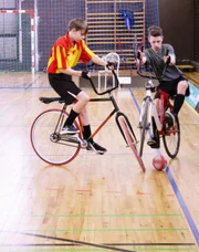 Beim Radball treten je zwei Spieler - auf speziellen R&auml;dern - gegeneinander an. Beide Teams m&uuml;ssen versuchen, einen Ball mittels Rad ins gegnerische Tor zu kicken.