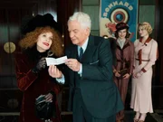 v.li.: Odette Chaumette (Isabelle Huppert), M. Bonnard (Andr&eacute; Dussollier), Pauline Maul&eacute;on (Rebecca Marder), Madeleine Verdier (Nadia Tereszkiewicz)