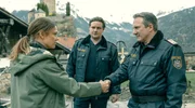 Nach dem Fund der Leichenteile begr&uuml;&szlig;t Danzberger (Robert Palfrader) gemeinsam mit Lambert (Dominic Marcus Singer) Majorin Wallner (Britta Hammelstein).