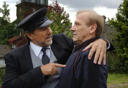 Konzernchef Ernst Schmitt (G&ouml;tz George, li.) macht seinem Chauffeur Hubert (Karl Kranzkowski) klar, dass er sich nun wie ein Milliard&auml;r zu verhalten hat.