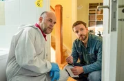 Dr. Henning Strahl (Christoph Tomanek, l.) und Gregor Michalski (Jonas Minthe, r.) haben Spuren gefunden, die das Vorgehen der Tatperson erkl&auml;ren.