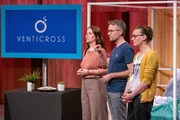 Heidi Depner (l.), Ignasi und Carolin Selga pr&auml;sentieren den unsichtbaren Nasendilatator VentiCross. Sie erhoffen sich ein Investment von 50.000 Euro f&uuml;r 15 Prozent der Firmenanteile.