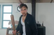Zu allem und vor allem gewaltbereit: Oskar R&ouml;ver (Kris Kwiat) geht mit einem Baseballschl&auml;ger auf die jungen Frauen los.