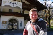 Portrait von Walter Schweigl vor seinem Gasthaus "Br&uuml;cke".