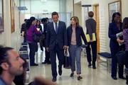 Meredith (Ellen Pompeo, M.r.) steht Alex (Justin Chambers, M.l.) zur Seite. Doch wie wird es vor Gericht laufen?