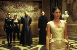 Morpheus (Laurence Fishburne, hinten, 3.v.r.), Trinity (Carrie-Anne Moss, l.) und Neo (hinten r.) treffen die Frau des Merowingers, Persephone (Monica Belluci, vorne) in einem luxuri&ouml;sen Restaurant in einer Stadt der Matrix.