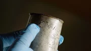 Die vom Team von Don Shomette gefundene Tasse, die ihn zu der &Uuml;berzeugung gebracht hat, dass es sich bei dem Schiffswrack aus dem Krieg von 1812 um die USS Scorpion handelt.