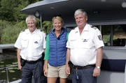 Ulrike Finck mit Beamten der Wasserschutzpolizei Erkner