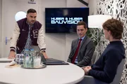 Easy (Lars Steinh&ouml;fel, l.) erf&auml;hrt entsetzt, dass Julius (Lennox Halm, r.) seinen ersten Deal f&uuml;r die Firma mit Erpressung einget&uuml;tet hat. In der Mitte Ringo (Timothy Boldt)