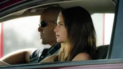 Jesse (Coby Bell) und Fiona (Gabrielle Anwar) gelingt es, einen Koffer mit "sensibler Elektronik" aus einem Lagerhaus zu stehlen. Doch auf dem R&uuml;ckweg geraten sie unter Beschuss...