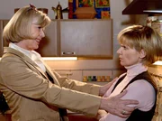 Kathrin (Andrea Kathrin Loewig, rechts) hat gerade einen Schwangerschaftstest gemacht, als ihre Mutter Eva (Heidemarie Wenzel) unvorbereitet vor ihrer T&uuml;r steht. Das Ergebnis des Tests verschweigt sie ihrer Mutter.