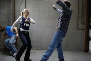 Gerade noch rechtzeitig können JJ (A. J. Cook, M.) und ihre Kollegen verhindern, dass Michael (Geoffrey Blake, r.) Hunter (Tyler Max Neitzel, l.) etwas antut ... Gerade noch rechtzeitig können JJ (A. J. Cook, M.) und ihre Kollegen verhindern, dass Michael (Geoffrey Blake, r.) Hunter (Tyler Max Neitzel, l.) etwas antut ...
