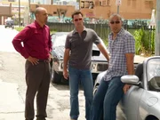 Ein Jugendfreund von Michael Westen (Jeffrey Donovan, M.) ist ermordet worden. Doch kann er gemeinsam mit Jesse Porter (Coby Bell, l.) bei einem Gang-Mitglied (Kevin A. Walton) mehr &uuml;ber die Tat erfahren?