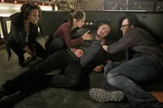 Nachdem ein J&auml;ger versucht hat, Vincent (Jay Ryan) zu t&ouml;ten, geraten er, Tess (Nina Lisandrello, l.), Cat (Kristin Kreuk, 2.v.l.) und J.T. (Austin Basis, r.) in eine Schie&szlig;erei. Dabei rei&szlig;t Vincents Wunde wieder auf und er verf&auml;llt in einen Fieber-Traum, in dem Cat ihn pl&ouml;tzlich nicht mehr kennt ...
