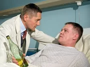 Uwe Helmich (Thomas Lawinky, rechts) sieht mit der Krebsdiagnose keinen Sinn mehr in seinem Leben. Als Dr. Kaminski (Udo Schenk) operieren will, findet er ihn betrunken vor und muss die Operation verschieben.