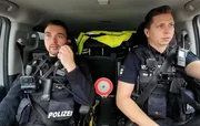 "110 im Dauereinsatz" begleitet Polizist:innen bei spannenden F&auml;llen u.a. mit Paul-Max und Ben (r.) auf Streife in Wismar  +++