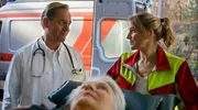 Nora Kaminski (Tanja Wedhorn) hat Frau Beier (Rita Feldmeier) ins Krankenhaus gebracht, und &uuml;bergibt sie Dr. Heckmann (Patrick Heyn) zur weiteren Behandlung.