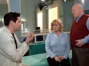 Dr. Brentano (Thomas Koch, links) erkl&auml;rt Ilse Richter (Karin Ugowski) und Arthur Vogelsang (Hans Teuscher), dass Arthur einen Bruch im Zwerchfell hat und dass so der Magen in den Brustkorb gleitet. Ilse glaubt, dass sie es mit dem Kochen &uuml;bertrieben h&auml;tte und macht sich Vorw&uuml;rfe.