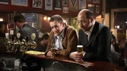 Philippe (Kad Merad, re.) und Antoine (Dany Boon) sprechen dar&uuml;ber, wie Antoine endlich Anabelle seine Liebe beweisen k&ouml;nnte.