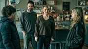 Reza (Yousef Sweid) und Blum (Anna Maria M&uuml;he) unterhalten sich mit Tim (Lilian Rosskopf) und Nela (Emilia Pieske) &uuml;ber den anstehenden Friedhofsbesuch.