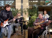 Schlie&szlig;lich geben die "Eastrocks" ihr erstes Konzert nach &uuml;ber 30 Jahren im Innenhof der Sachsenklinik - Schwester Arzu (Arzu Bazman, hinten rechts), die Patienten und die gesamte Belegschaft sind begeistert. Und auch Mannie Schneider (Klaus Manchen, vorn rechts) hat trotz Rollstuhl Spa&szlig;. "Rocky" (Frank Sch&ouml;bel, links) und "Johnny" (Christian Steyer).