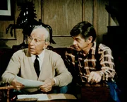 John (Ralph Waite, r.) ist mit dem Besitzer des Bergwerks, Guthrie (Lloyd Nolan, l.), einig geworden: Er kann mit ein paar M&auml;nnern versuchen, das Werk wieder in Gang zu bringen.