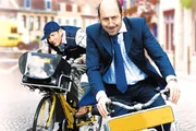 Postler Philippe (Kad Merad, re.) und sein Freund Antoine (Dany Boon) radeln angetrunken um die Wette.