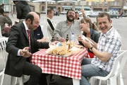 Postler Philippe (Kad Merad, li.) h&auml;tte nie gedacht, dass er sich einmal mit den Hinterw&auml;ldlern Antoine (Dany Boon, re.) Annabelle (Anne Marivin) und Yann (Guy Lecluyse, Mitte) anfreunden w&uuml;rde.