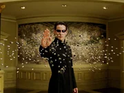 Kugelabwehr: Neo (Keanu Reeves) hat inzwischen gelernt, seine Geisteskr&auml;fte nicht nur in der Matrix, sondern auch in der realen Welt einzusetzen.