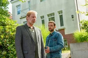 Anton Zapalla (Patrick Joswig, l.; mit Jonas Minthe, r.), Chef einer Pflegeagentur, ist best&uuml;rzt &uuml;ber den pl&ouml;tzlichen Tod der Pflegerin Sylwia Kowalska.