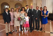 Das Hochzeitsfoto mit dem ganzen Clan: von links: Jonas (Ludwig Zimmeck), Rebecca (Elisabeth B&ouml;hm), Charlotte und Georg Baumgart (Ursela Monn, Gunter Scho&szlig;), das Brautpaar (Elisabeth Lanz, Sven Martinek) mit Luisa (Paula Hartmann). Dr. Matthias Lentz (Hans Peter Korff), Dr. F&auml;hrmann (Michael Lesch), Conny Weidner (Thorsten Wolf), Anett (Anna Bertheau).