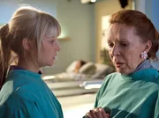 Mascha (Sonja Gerhardt, links) erf&auml;hrt von ihrer Gro&szlig;mutter Rosi (Ursula Heyer), dass sie eine Schwester hatte und was damals mit ihr passiert ist. Rosi macht sich gro&szlig;e Vorw&uuml;rfe, doch Mascha versucht sie zu beruhigen.