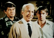 Der Bergwerkbesitzer Guthrie (Lloyd Nolan, M.) hat John (Ralph Waite, l.) und seinem Sohn John-Boy (Richard Thomas, r.) gr&uuml;nes Licht f&uuml;r die Instandsetzung des alten Bergwerks gegeben.