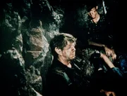 John (Ralph Waite, l.) und Jason (Jon Walmsley, r.) sind in dem eingest&uuml;rzten Schacht versch&uuml;ttet. Verzweifelt hoffen sie auf Rettung.