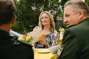 Barbara Hansen (Monika Gruber) ist neugierig, wie es bei den Ermittlungen vorangeht.