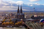 Der K&ouml;lner Dom &uuml;berragt beeindruckend das Stadtpanorama von K&ouml;ln. Der Dom ist das meist besuchte Bauwerk in Deutschland.