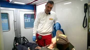 Notfallsanit&auml;ter Chris Gr&uuml;ne wird zu einem Mann mit epileptischen Anfall gerufen, bei dem auch Drogen im Spiel waren.