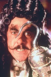 Dustin Hoffman (Kapit&auml;n Hook).