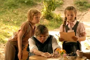 Emma (Zo&euml; Charlotte Mannhardt, r.) kann es nicht fassen. Bei ihrer Oma Dolly (Katharina Thalbach, M.) ist ein Erpresserbrief abgegeben worden. Emma liest das Schreiben ihrem Freund Leo (Karl Alexander Seidel) vor.