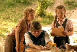 Emma (Zo&euml; Charlotte Mannhardt, r.) kann es nicht fassen. Bei ihrer Oma Dolly (Katharina Thalbach, M.) ist ein Erpresserbrief abgegeben worden. Emma liest das Schreiben ihrem Freund Leo (Karl Alexander Seidel) vor.